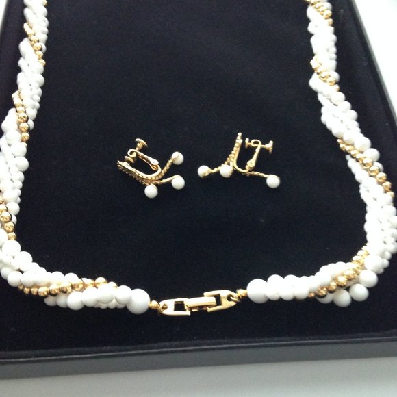 Like New Vintage Necklace and Earrings Set from Macy's - Picture 3 of 11